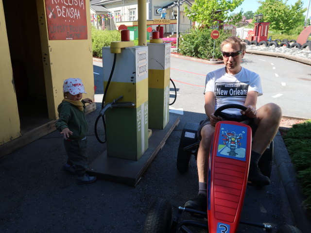 Nils und ich auf der Autorata im Herra Hakkaraisen Talo in Sastamala (30. Mai)