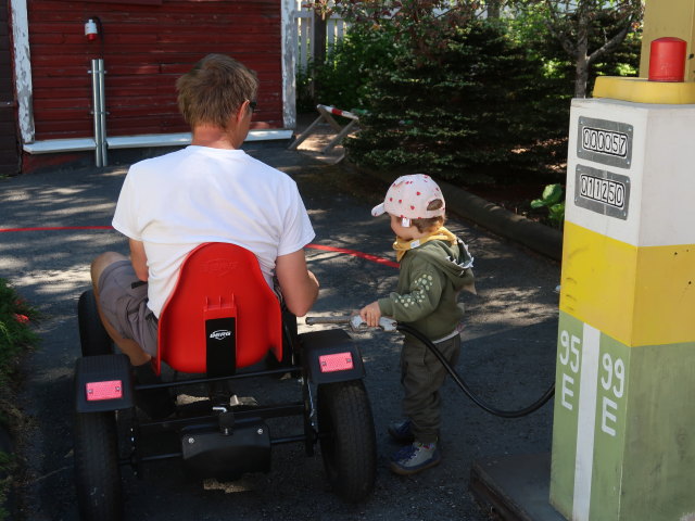 Ich und Nils auf der Autorata im Herra Hakkaraisen Talo in Sastamala (30. Mai)