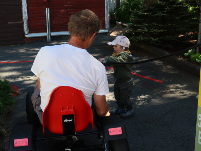 Ich und Nils auf der Autorata im Herra Hakkaraisen Talo in Sastamala (30. Mai)