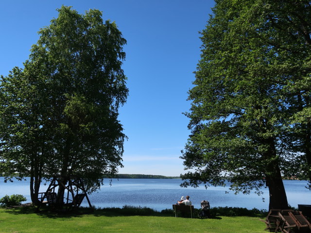 Sabine und ich im Tyrv&auml;&auml;n Kirkon Puisto in Sastamala (30. Mai)