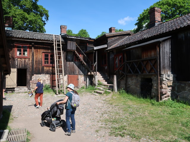 Nils und Sabine im Luostarinm&auml;en Museokortteli in Turku (31. Mai)