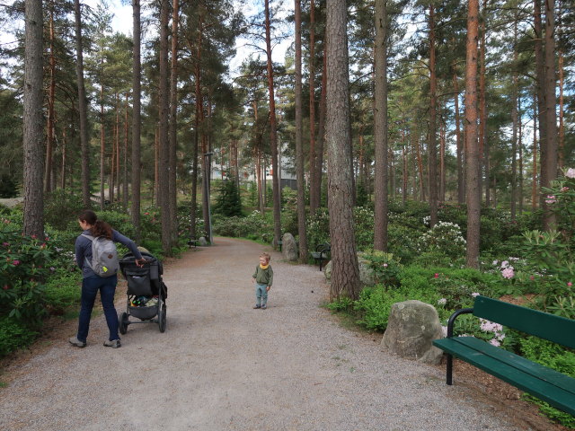 Sabine und Nils im Rhododendronpuisto in Raisio (1. Juni)