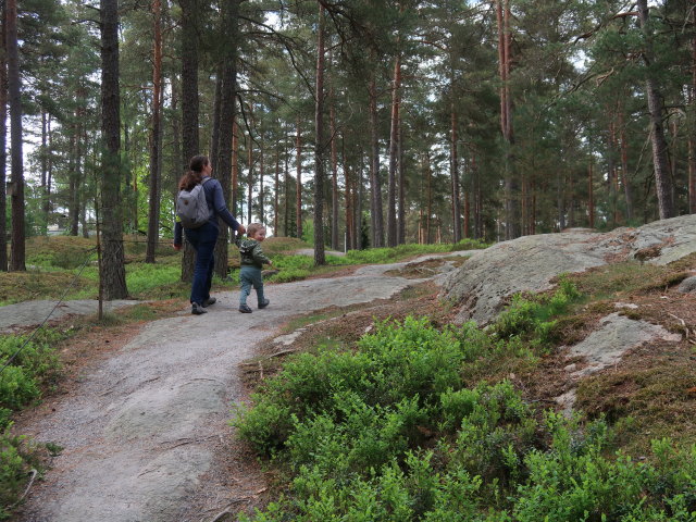 Sabine und Nils im Rhododendronpuisto in Raisio (1. Juni)