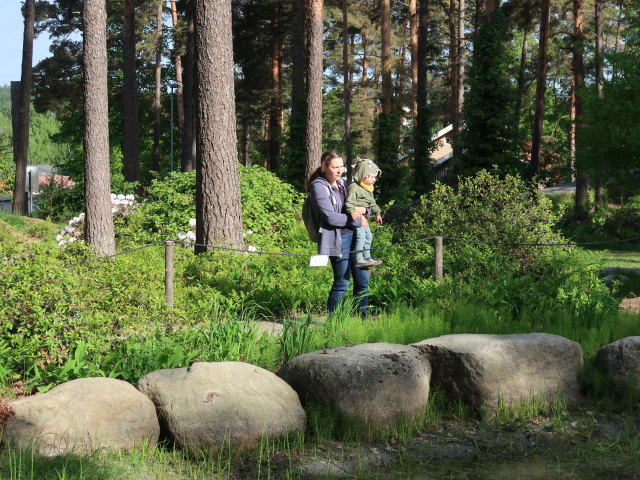 Sabine und Nils im Rhododendronpuisto in Raisio (1. Juni)
