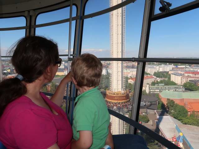 Sabine und Nils am Panoraama in Linnanm&auml;ki in Helsinki (3. Juni)