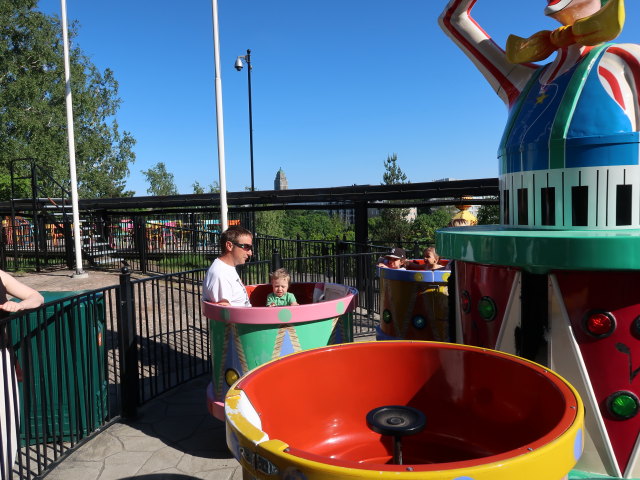 Ich und Nils im Rumpukaruselli in Linnanm&auml;ki in Helsinki (3. Juni)
