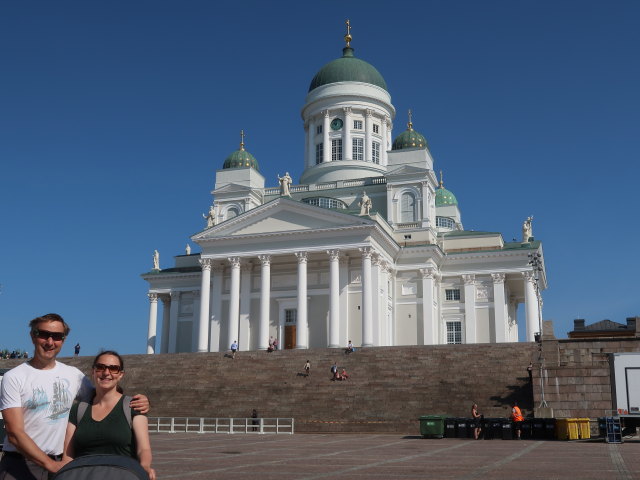 Ich und Sabine bei der Helsingin Tuomiokirkko (4. Juni)