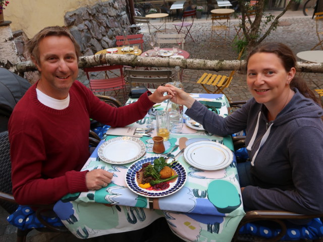 Ich und Sabine im Ravintola Savotta in Helsinki (4. Juni)