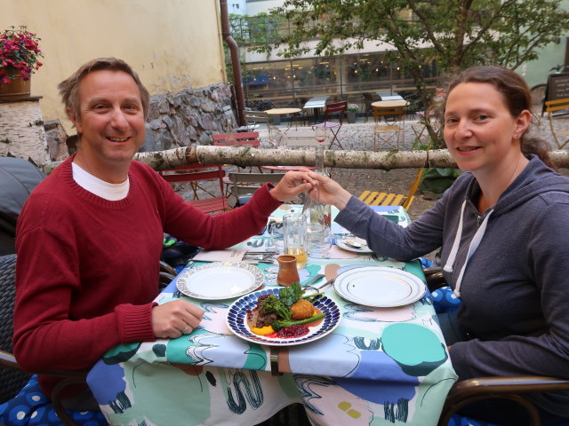 Ich und Sabine im Ravintola Savotta in Helsinki (4. Juni)