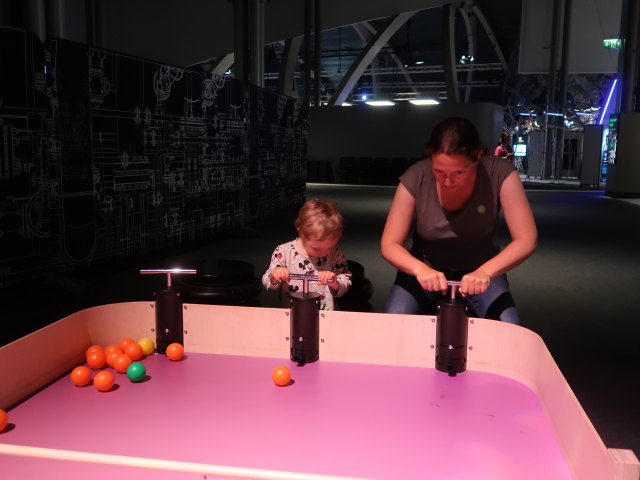 Nils und Sabine im Tiedekeskus Heureka in Vantaa (5. Juni)