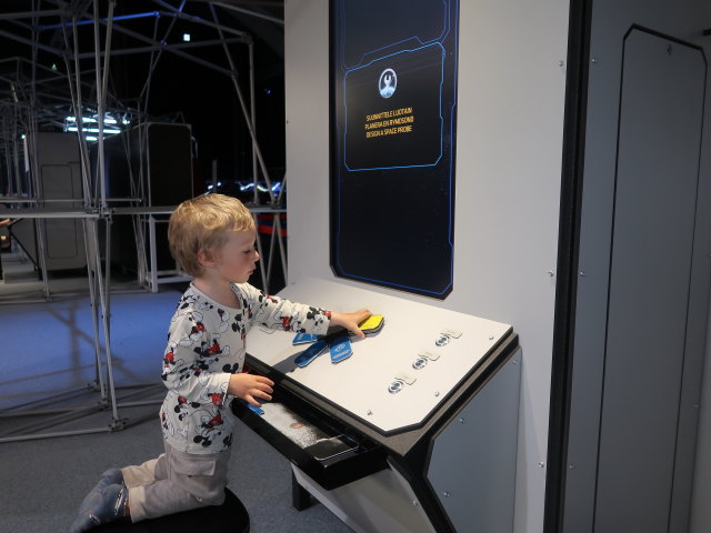 Nils in der Sonderausstellung 'Matkalla Avaruudessa' im Tiedekeskus Heureka in Vantaa (5. Juni)