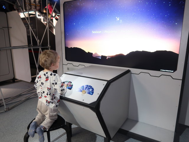 Nils in der Sonderausstellung 'Matkalla Avaruudessa' im Tiedekeskus Heureka in Vantaa (5. Juni)