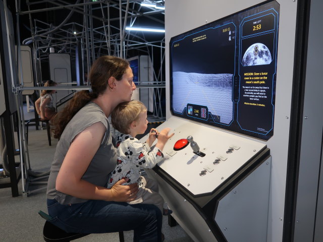 Sabine und Nils in der Sonderausstellung 'Matkalla Avaruudessa' im Tiedekeskus Heureka in Vantaa (5. Juni)