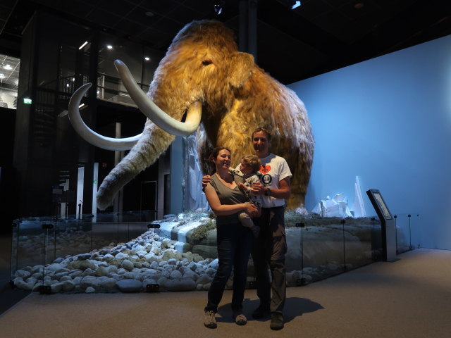 Sabine, Nils und ich in der Sonderausstellung 'J&auml;&auml;kauden J&auml;ttil&auml;iset' im Tiedekeskus Heureka in Vantaa (5. Juni)