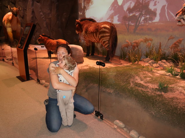 Sabine und Nils in der Sonderausstellung 'J&auml;&auml;kauden J&auml;ttil&auml;iset' im Tiedekeskus Heureka in Vantaa (5. Juni)