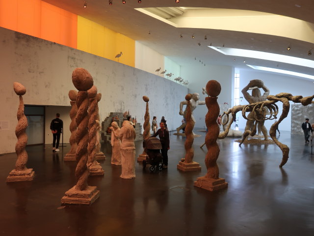 Sabine in der Ausstellung 'Edith Karlson: Sarastus' im Nykytaiteen Museo Kiasma in Helsinki (5. Juni)