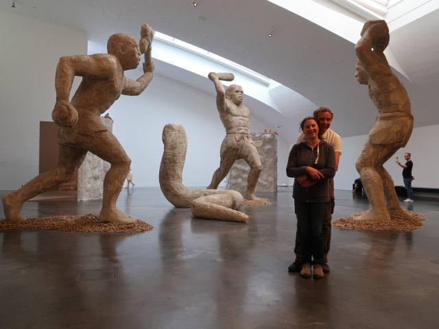 Sabine und ich in der Ausstellung 'Edith Karlson: Sarastus' im Nykytaiteen Museo Kiasma in Helsinki (5. Juni)