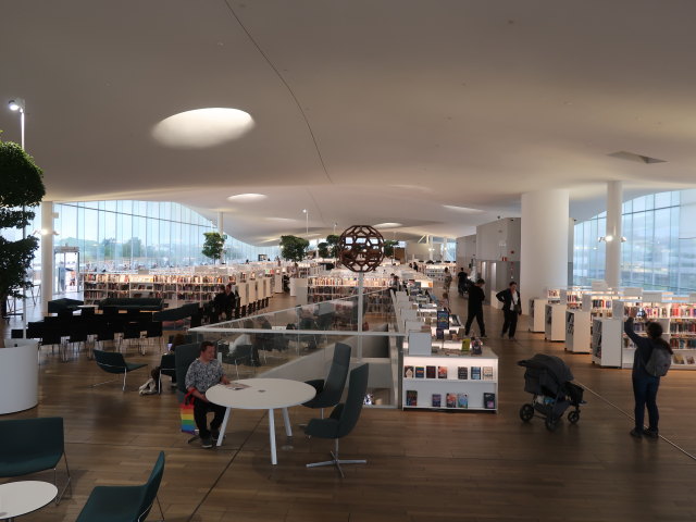 Sabine in der Helsingin Keskustakirjasto Oodi (5. Juni)