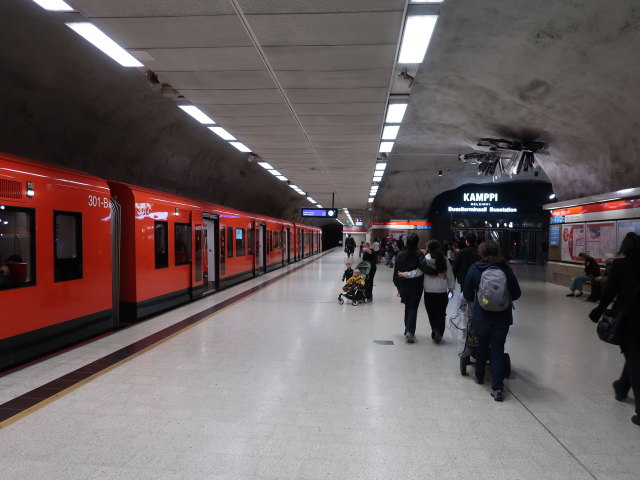 Sabine in der Kampin Metroasema in Helsinki (6. Juni)