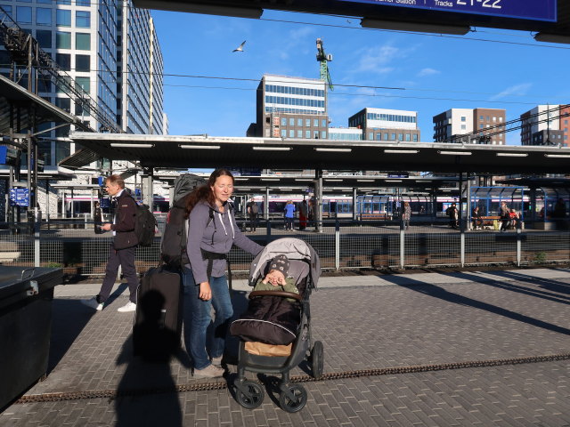 Sabine und Nils im Pasilan Rautatieasema (8. Juni)