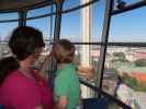 Sabine und Nils am Panoraama in Linnanm&auml;ki in Helsinki (3. Juni)