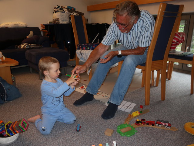 Nils und Papa in unserer Wohnung