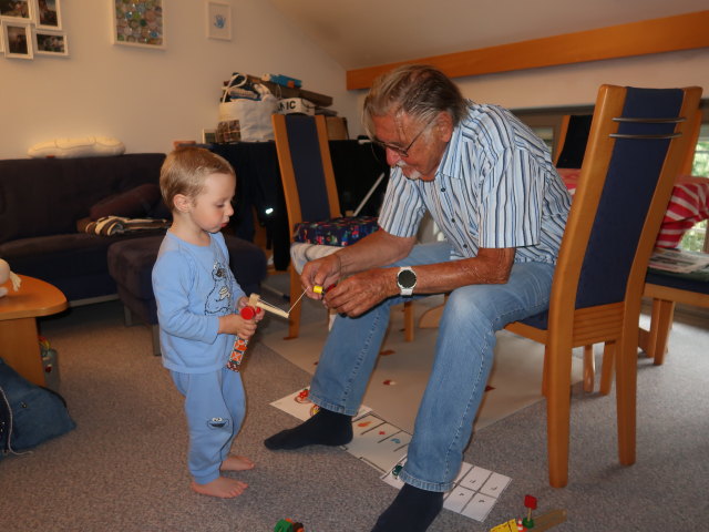 Nils und Papa in unserer Wohnung