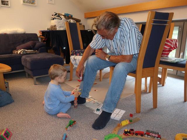 Nils und Papa in unserer Wohnung
