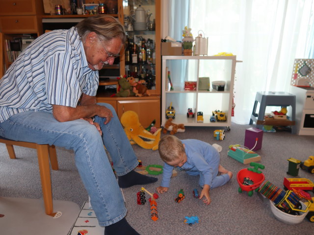 Papa und Nils in unserer Wohnung