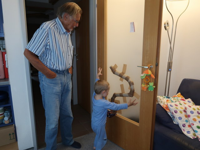 Papa und Nils in unserer Wohnung