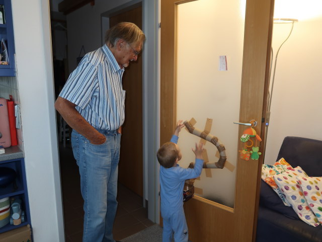 Papa und Nils in unserer Wohnung