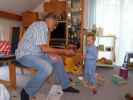 Papa und Nils in unserer Wohnung