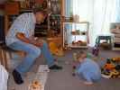 Papa und Nils in unserer Wohnung