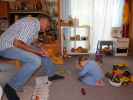 Papa und Nils in unserer Wohnung