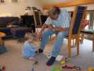 Nils und Papa in unserer Wohnung