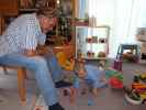 Papa und Nils in unserer Wohnung