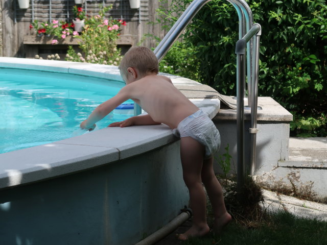 Nils im Garten meiner Eltern