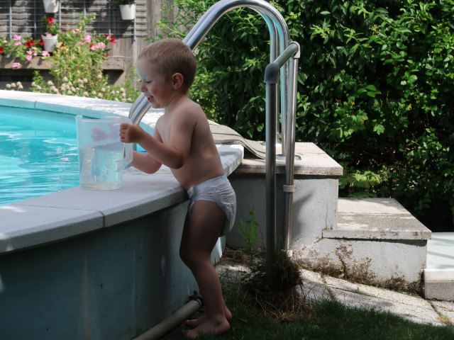 Nils im Garten meiner Eltern