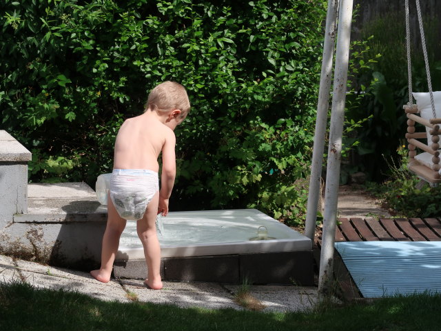 Nils im Garten meiner Eltern