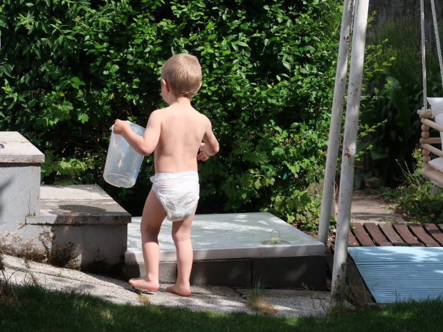 Nils im Garten meiner Eltern