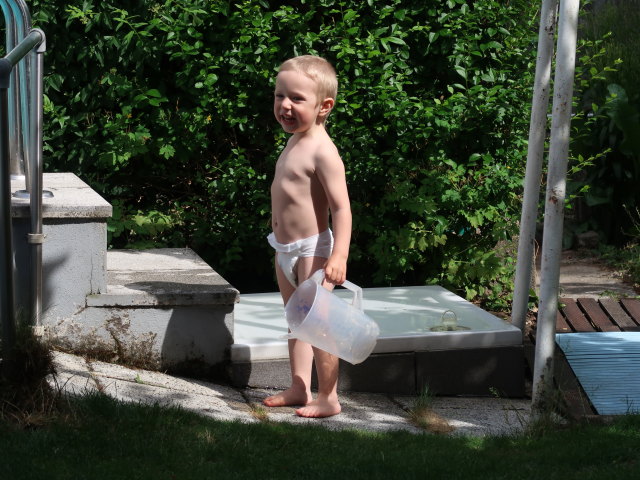 Nils im Garten meiner Eltern