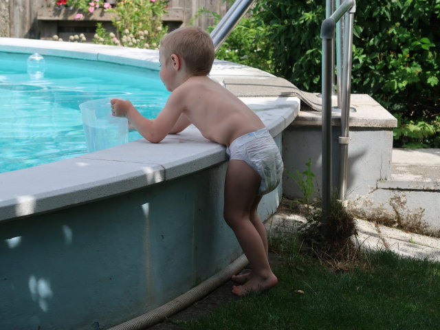 Nils im Garten meiner Eltern