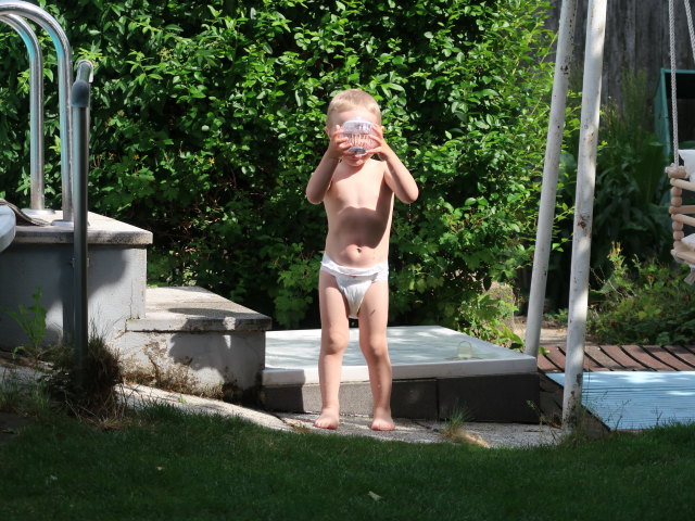 Nils im Garten meiner Eltern