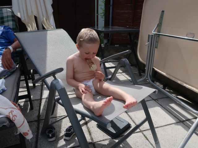 Papa und Nils im Garten meiner Eltern