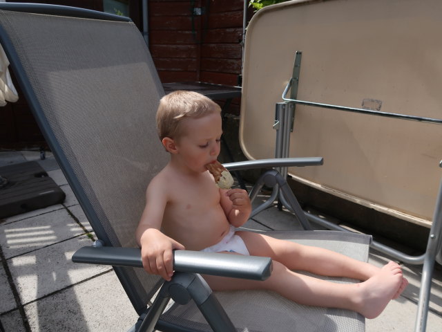 Nils im Garten meiner Eltern