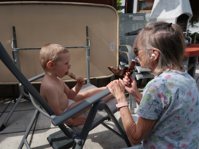 Nils und Mama im Garten meiner Eltern