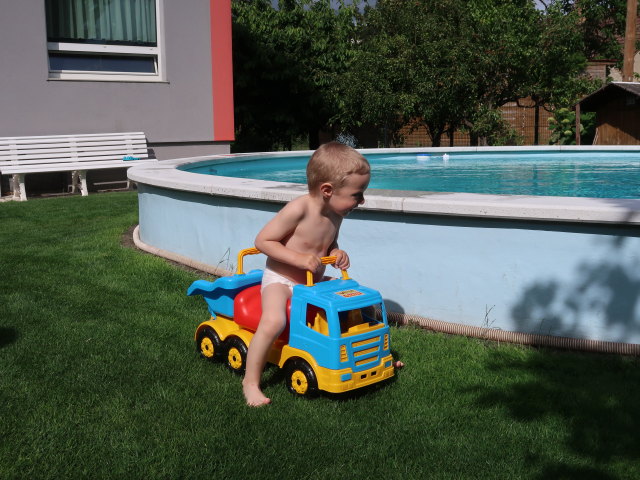 Nils im Garten meiner Eltern