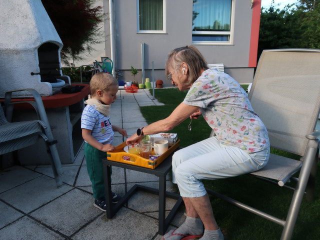 Nils und Mama im Garten meiner Eltern
