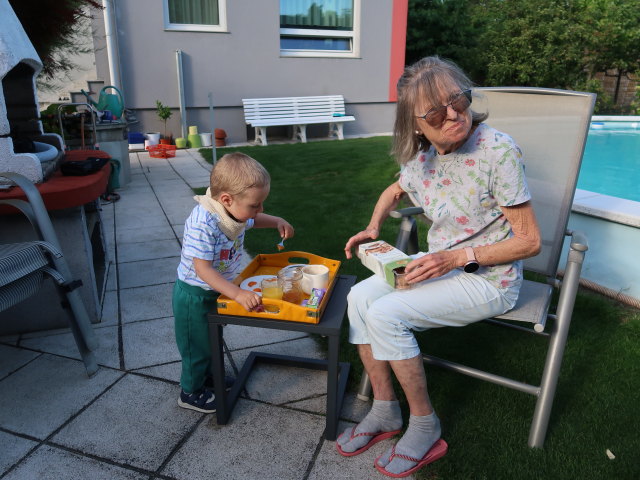 Nils und Mama im Garten meiner Eltern