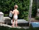 Nils im Garten meiner Eltern